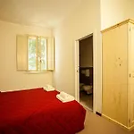 Student's Estense Hostal *